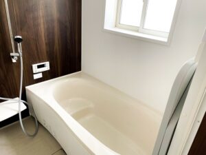 毎日の疲れを癒す、清潔感のあるバスルーム